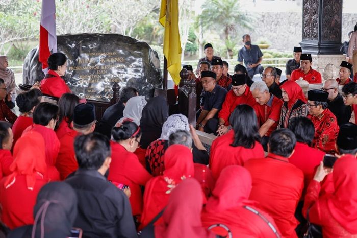 Ganjar-Mahfud Ziarah Ke Makam Soekarno: Perjuangan Bung Karno Membela ...