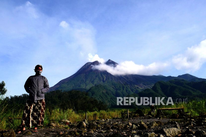 Gunung Merapi di perbatasan Jawa Tengah dan Yogyakarta. Dahulu Pulau Jawa dikisahkan miring sehingga dipindahkanlah sebuah gunung dari Laut Selatan di tengah-tengah pulau yang kini menjadi Gunung Merapi. Foto; Republika.