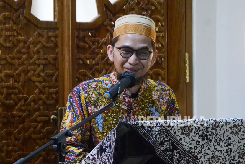 Ustadz Adi Hidayat. Warga Muhammadiyah tidak mempersoalkan pemakaian doa qunut ketika Sholat Subuh. Foto: Republika