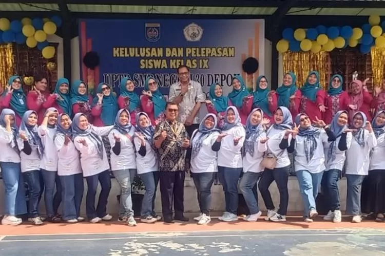 Foto bersama usai pelaksanaan kegiatan perpisahan siswa SMPN 30 Depok, di halaman sekolahnya, yang terletak di Jalan Gelatik Raya, Kelurahan Depok Jaya, Kecamatan Pancoranmas ini. (DOKUMEN SEKOLAH)