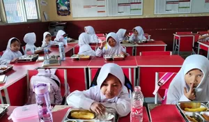 Keriuhan Pelaksanaan Program MBG di SDN Grogol 2 : Nikmati 700 Porsi dan Disambut Antusias hingga Belajar Tentang Kebersihan