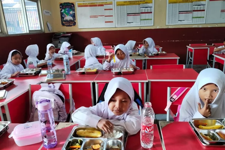 Pelaksanaan program MBG di SDN Grogol 2 yang terletak di Jalan Pulo Mangga, Kelurahan Grogol, Kecamatan Limo. (DOKUMEN SEKOLAH)