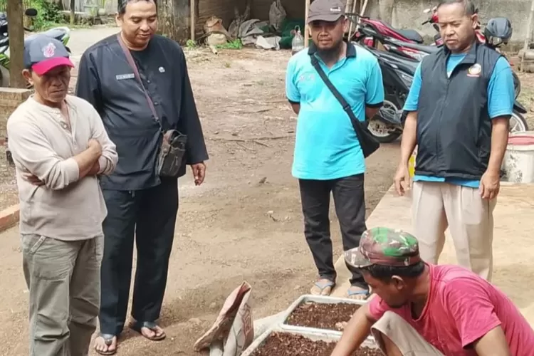 Budidaya pengelolaan sampah organik Kelurahan Pondok Petir yang sedang di sambangi Aparatur Kelurahan Bojongsari, Kamis (27/11). (DOKUMEN KELURAHAN PONDOK PETIR)