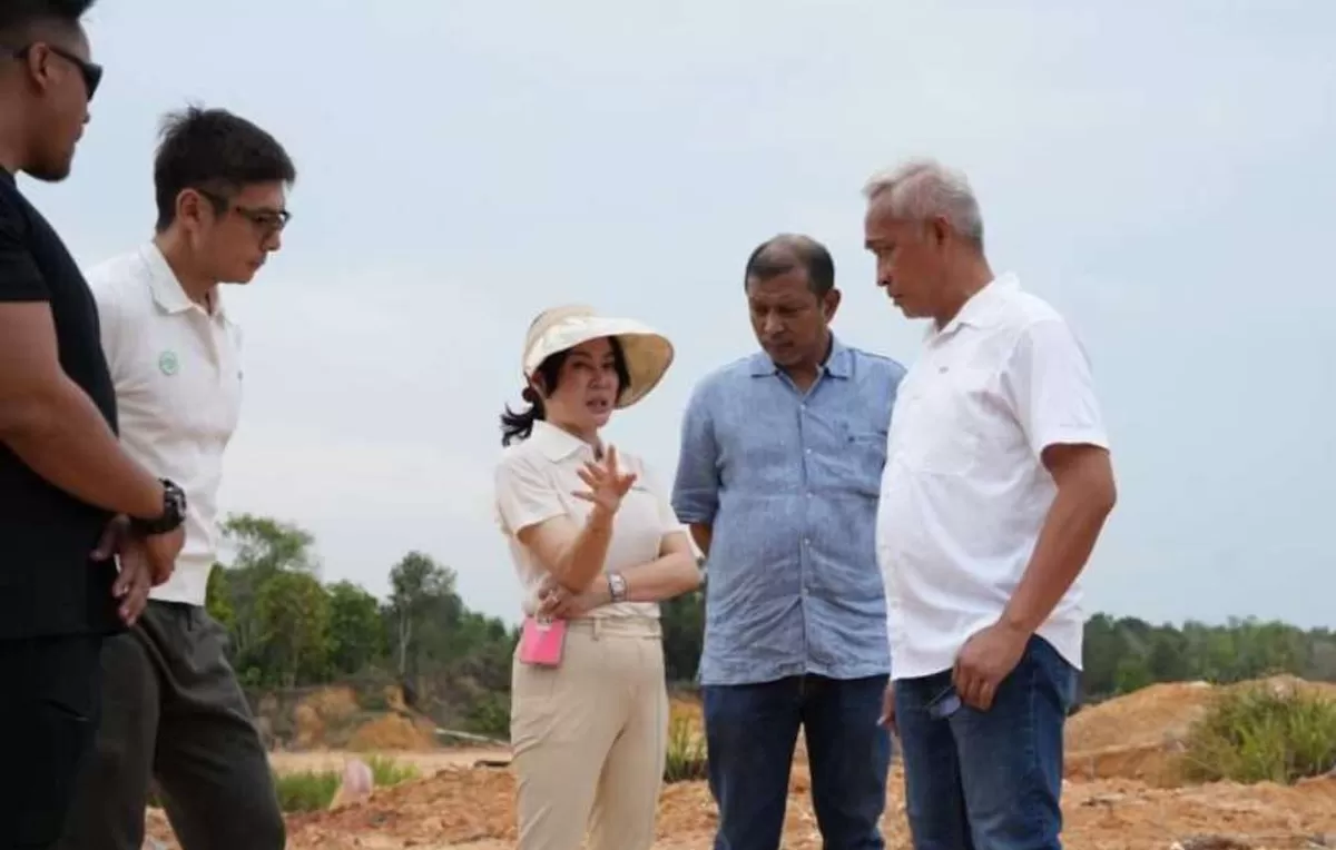 Wakil Kepala BP Batam Li Claudia Chandra, bersama Ditpam BP Batam dan Polda Kepri saat meninjau aktivitas tambang pasir ilegal di Kampung Jabi, Nongsa, Kota Batam. (Foto: Humas BP Batam)