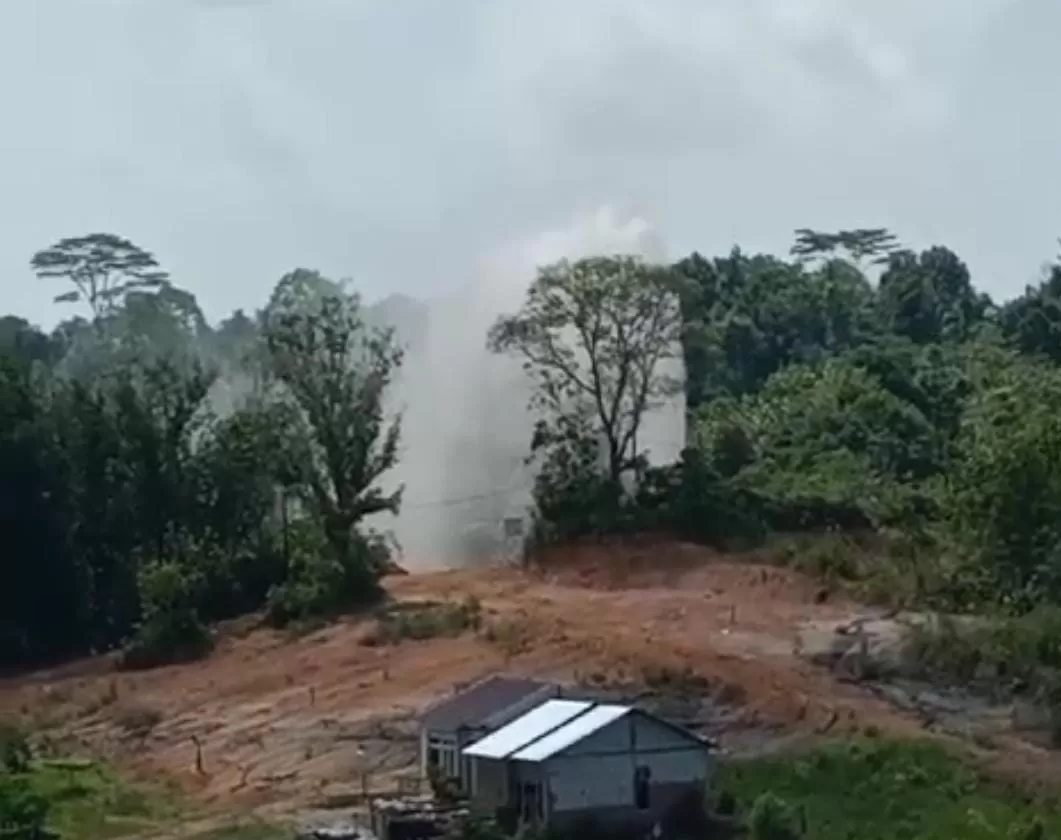 BIKIN HEBOH: Potongan video terjadinya semburan air yang beredar di media sosial yang ternyata merupakan kegiatan perawatan pipa yang dilakukan petugas PTMB kemarin.  