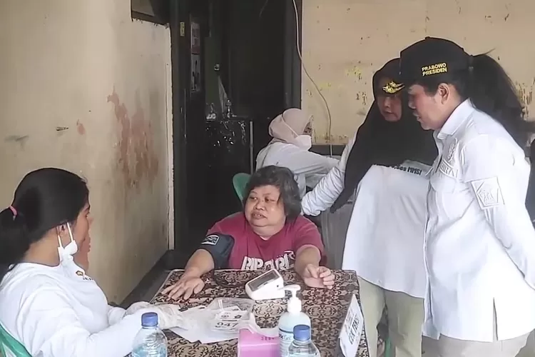 PEDULIKESEHATAN : Anggota Bidang Diklat Badan KESIRA Pusat, Rienova Serry Donie, membantu masyarakat melakukan pengecekan kesahatan, di Kelurahan Cilangkap, Kecamatan Tapos.  (DOK.TIMRIENOVA)