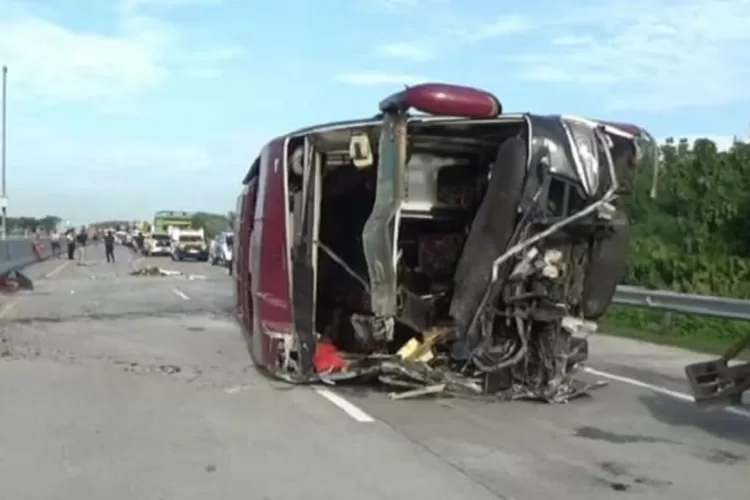 3 Orang Tewas Akibat Kecelakaan Bus Yang Membawa 50 Rombongan BRIGADE ...