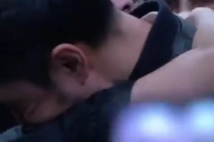 Sandra Dewi memeluk Harvey Moeis (tangkap layar Okezone) (Tangkap layar)