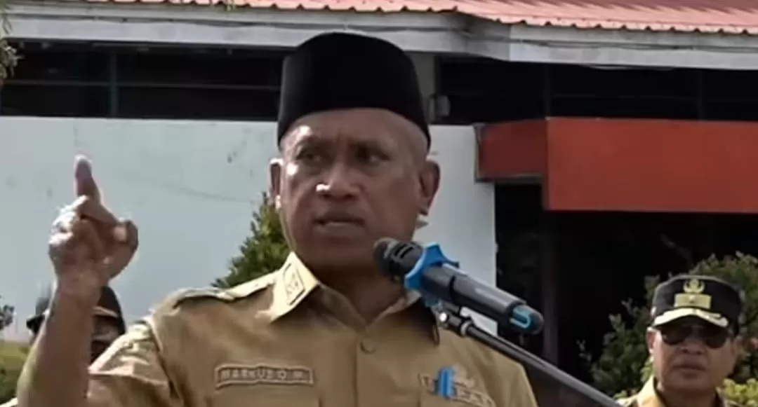 Bupati Biak Numfor Markus Mansnembra  saat menyampaikan arahan kepada ASN, pada apel gabungan di lapangan Kantor Bupati Biak Numfor, Selasa (8/4/2025).