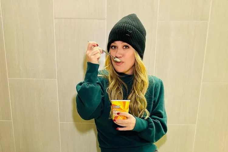 Kelly Clarkson bagikan kisah menurunkan berat badan.*