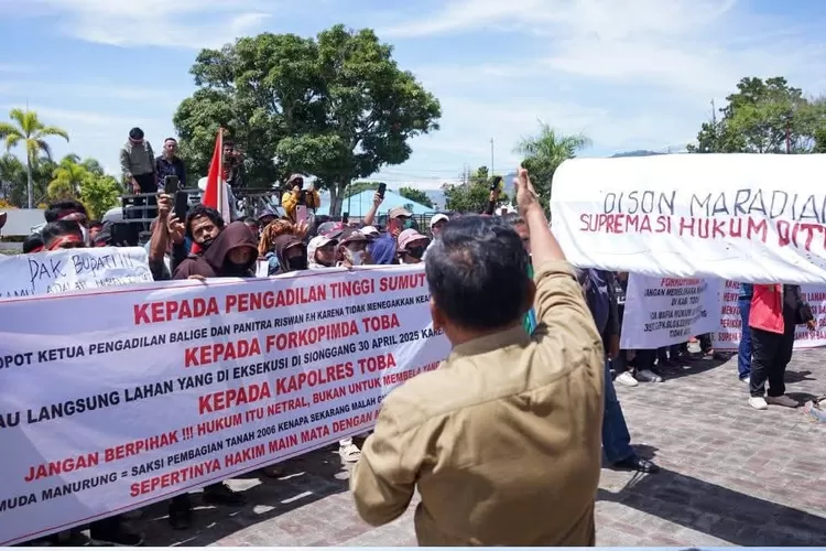 Bupati Toba Effendi Napitupulu bersama Forkopimda menerima Aliansi Masyarakat Propinsi Sumatera Utara Desa Parik, Sampuara dan Amborgang (SAPARANG) menggelar aksi untuk menyampaikan aspirasi kepada Pemkab Toba