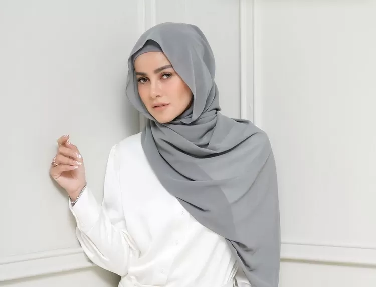 Olla Ramlan saat mengenakan hijab.