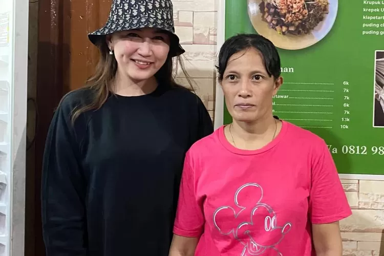 Video viral wanita banting mangkok di warung nasi kuning, begini akun facebooknya (Twitter @sikoom)