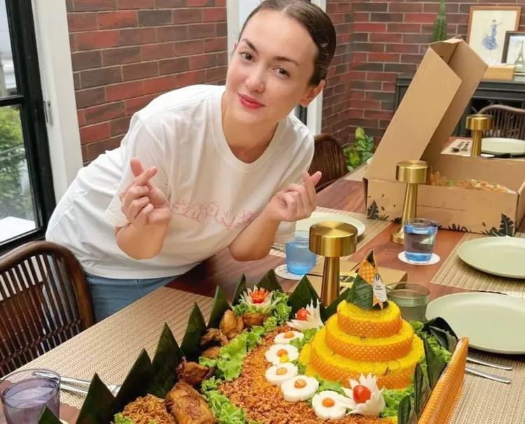 KULINERNIKMAT : Rianti Cartwright saat menunjukan orderannya di Dapur Bu Sastro. 
