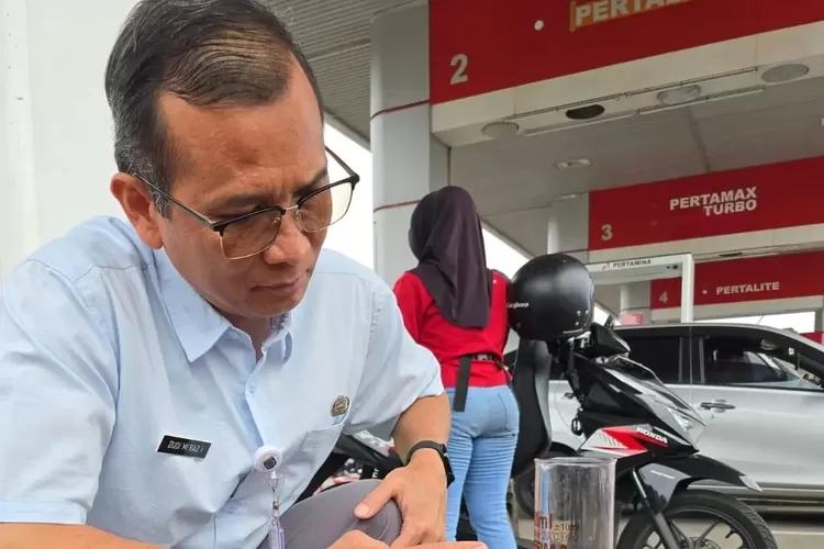 Kepala Disdagin Kota Depok, Dudi Mi&rsquo;raz Imaduddin melakukan pengecekan pom ukur di SPBU 34.16.415 Jalan Proklamasi, Selasa (9/12). (PEMKOT DEPOK)