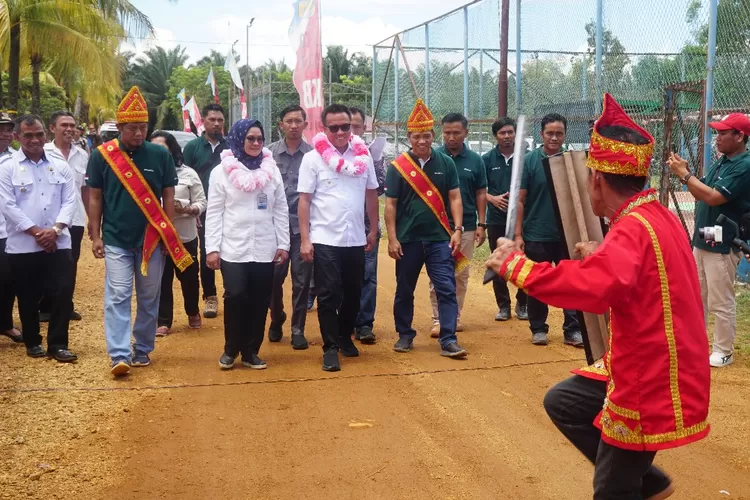 Bupati Morowali Utara, Delis Julkarson Hehi (baju putih berkacamata) hadir di kegiatan penyerahan penghargaan program KB Perusahaan yang dilaksanakan PT ANA, Rabu 18 Oktober 2023, bertempat di kompleks perumahan karyawan PT ANA di Morowali Utara. (Foto: Ist). 