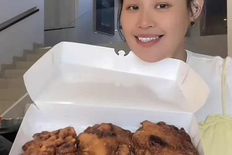 Pinkan Mambo jual pisang goreng yang dihargai Rp200 ribu. (Foto/TikTok Pinkan Mambo Collection.)