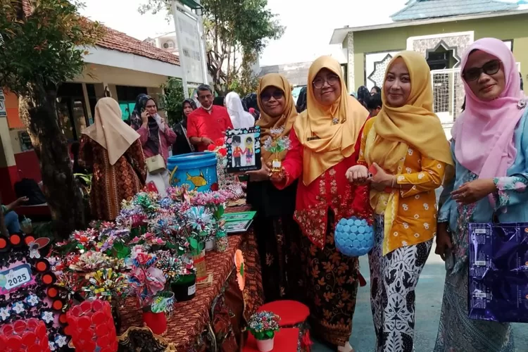 Para guru SDN Mekarjaya 21 yang sedang melihat hasil gelar P5,di halaman sekolahnya (DOKUMEN SEKOLAH)