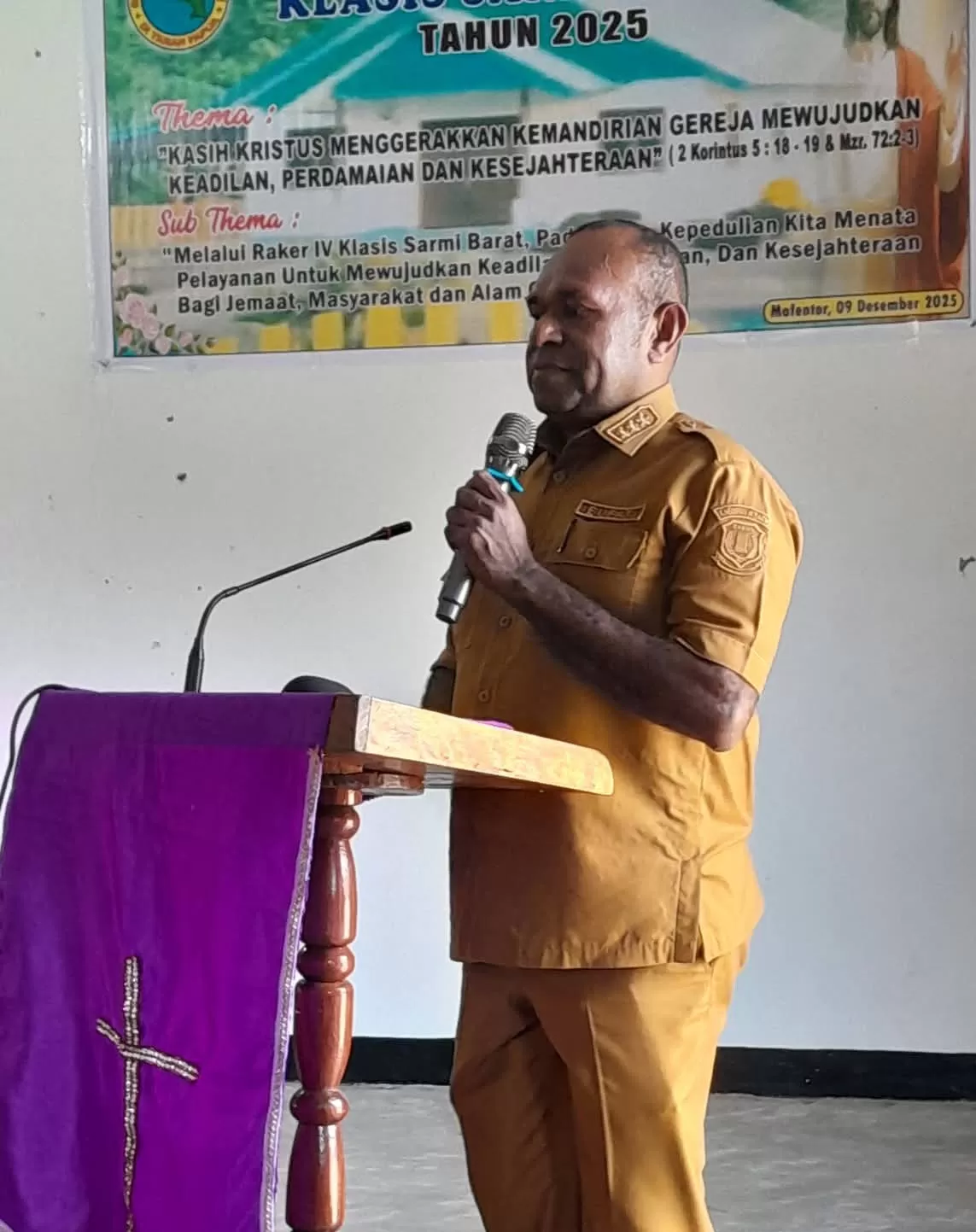 Bupati Sarmi Dominggus Catue saat menghadiri pembukaan Rapat Kerja IV Klasis GKI Sarmi Barat di Jemaat GKI Exodus Mafen Tor, Selasa (9/12/2025). (CEPOSONLINE.COM/VICKY AMBANI)