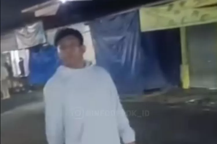 Seorang remaja saat menyatroni ibu-ibu yang merekam dan melarangnya tawuran (TANGKAPAN LAYAR)