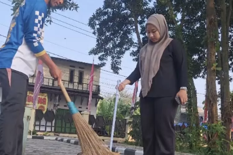 Aparatur Kelurahan Duren Mekar, Gotong royong membersihkan sekitar lingkungan kantor Kelurahan Duren Mekar, Kecamatan Bojongsari, Rabu (4/6).  (RISKYDWILESTARI/RADARDEPOK)