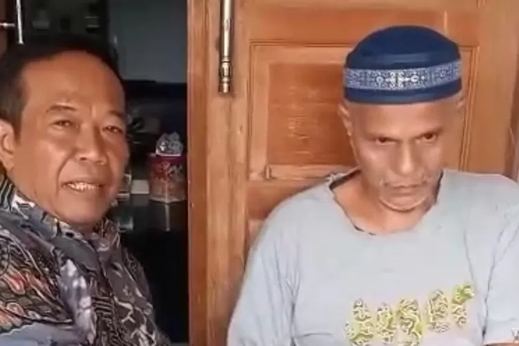 Lembaga Pemberdayaan Masyarakat (LPM) Kelurahan Curug, Kecamatan Bojongsari, Herman Karno saat menyambangi langsung kediaman warga Ketua RW14 Ibrahim, Kelurahan Curug yang sakit, Rabu (22/10). (RISKY DWI LESTARI/RADAR DEPOK)