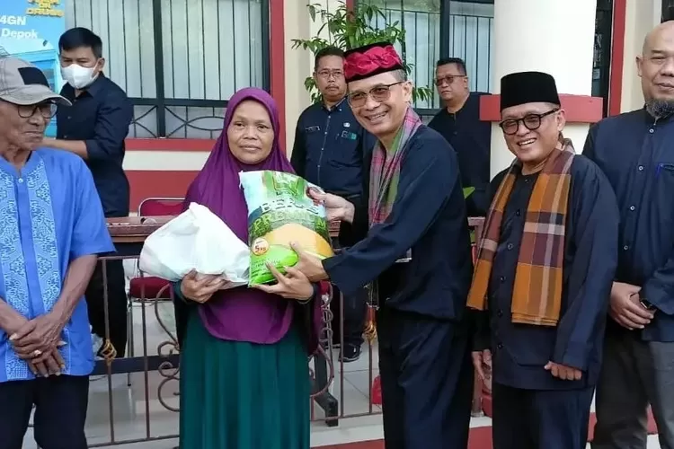 Simbolis pemberian  paket sembako kepada masyarakat melalui Operasi Pasar Bersubsidi, di Halaman Kantor Kecamatan Cipayung. (Pemkot Depok)