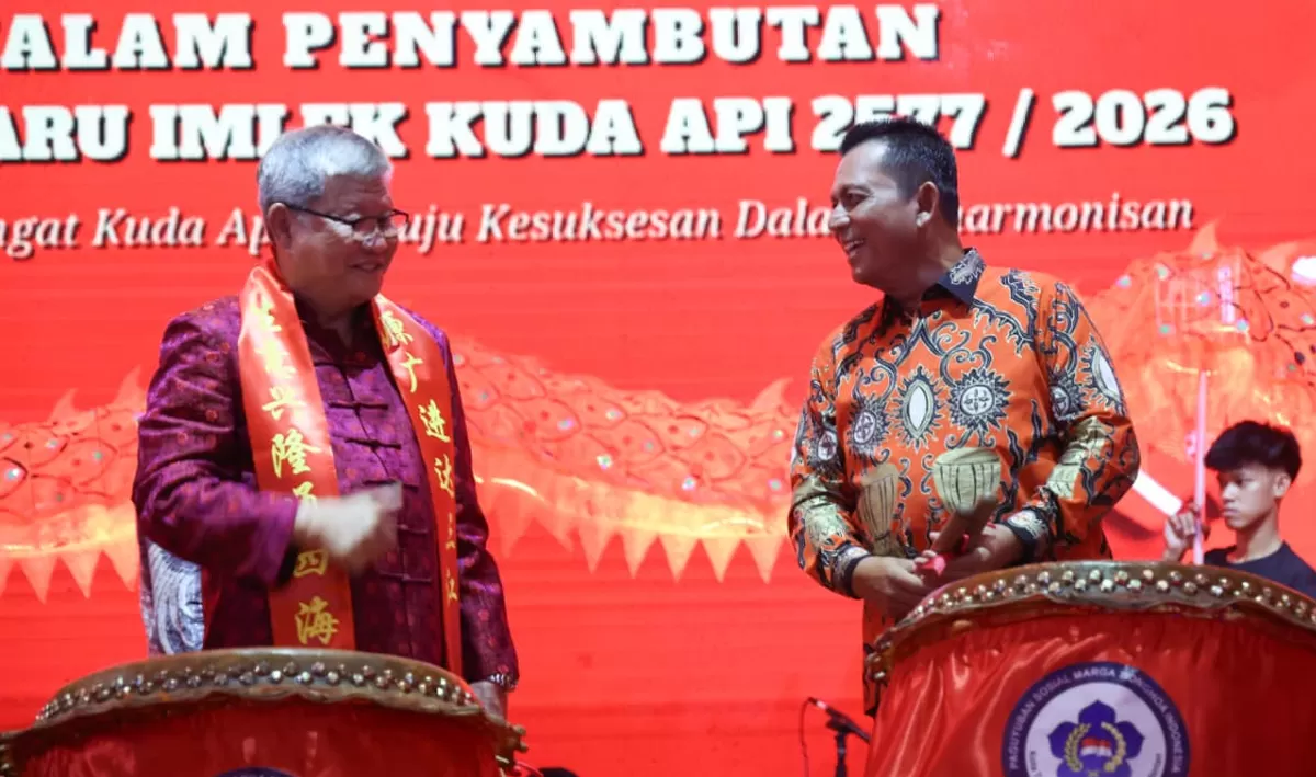 Gubernur Kepri Ansar Ahmad saat menabuh gendang pada malam penyambutan Tahun Baru Imlek 2577 Kongzili di Pelataran Kota Tua Jalan Merdeka, Tanjungpinang.  (Foto: Diskominfo Kepri)