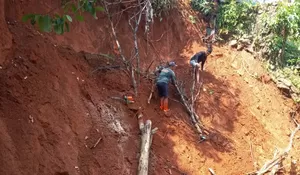 Terjunkan Satgas untuk Penanganan Darurat, DPUPR Depok Pasang Turap di Kali Jantung untuk Cegah Longsor Susulan