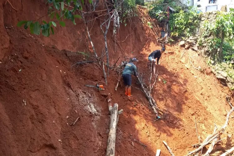 Satgas DPUPR Depok saat menangani longsor di Kali Jantung. (ISTIMEWA)