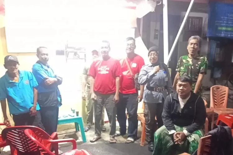 Warga RT1/9 Kelurahan PGS kompak melaksanakan Siskamling untuk menciptakan lingkungan yang aman dan kondusif, beberapa waklu lalu. (DOKUMEN PEMKOT DEPOK)