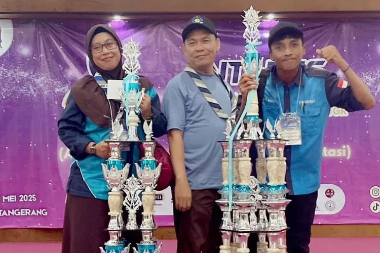 Warga SMPN 22  Depok yang bergembira atas raihan regu pramuka yang berhasil meraih juara umum dalam lomba kepramukaan antar SMP/MTs se-Jabodetabek dan Banten. (DOKUMEN SEKOLAH)