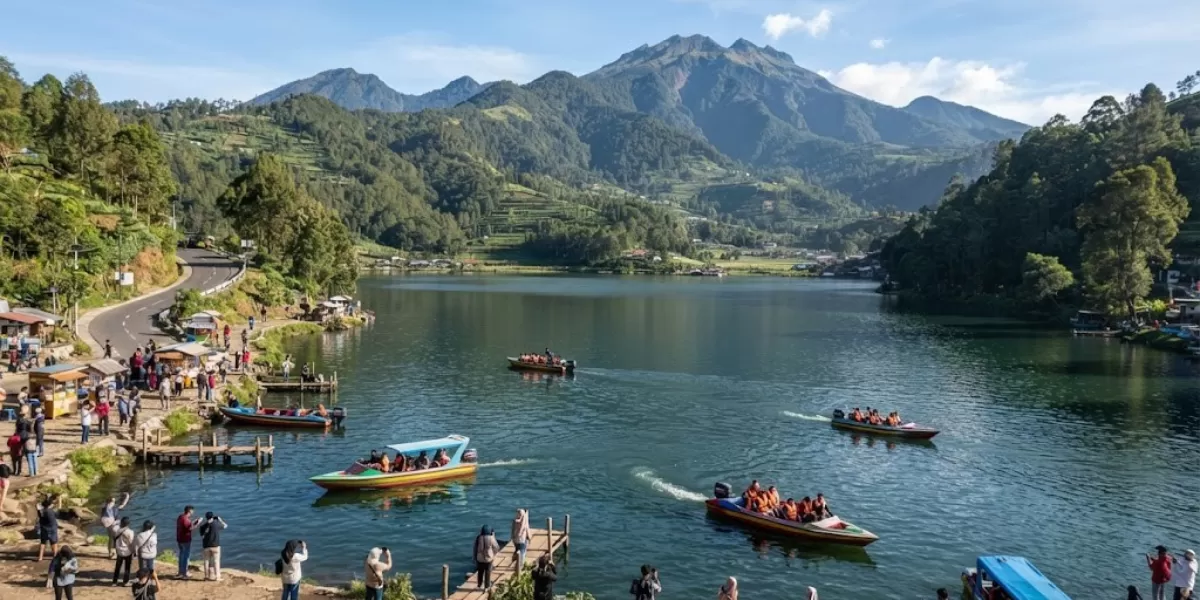 Wisata Telaga Sarangan Saat Weekend Ramai Pengunjung, Panorama Sejuk Gunung Lawu Tetap Jadi Daya Tarik (Gemini AI)