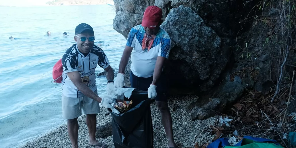 Peduli Lingkungan, PLN UIP Nusra Turun Langsung Bersihkan Pantai Pulau ...