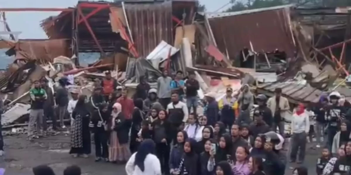 160 Kios di Rest Area Jalur Puncak Diratakan. (X @NenkMonica)
