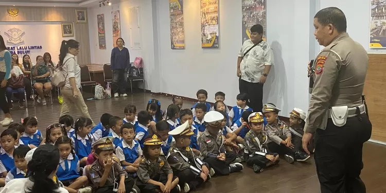 Edukasi sejak dini! Kanit Sisdikmas Ditlantas Polda Sulut, Iptu Jes Muaja, saat mengenalkan rambu lalu lintas kepada siswa TK Bukit Moria Malalayang.