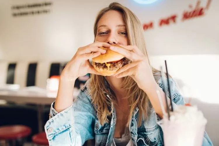 MBTI yang gak minder makan sendirian di tempat umum (Freepik)