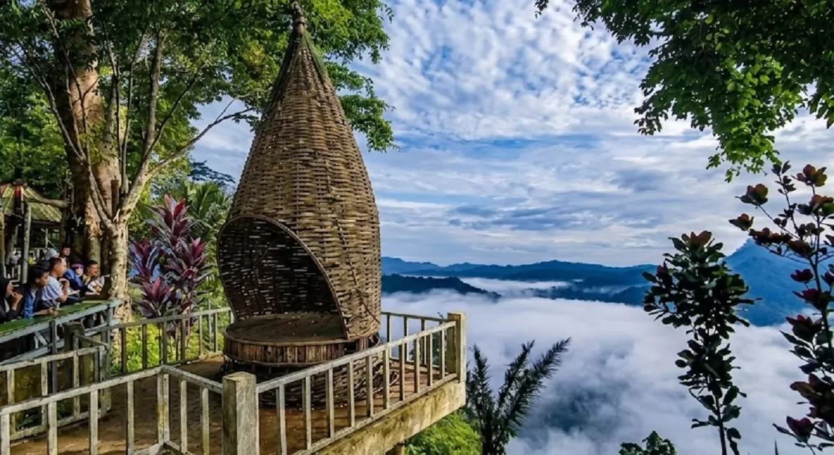 Tersembunyi di Desa Situmandala, Kecamatan Rancah, destinasi wisata Puncak Bangku Ciamis menjelma menjadi magnet baru bagi para pemburu keindahan fajar.*