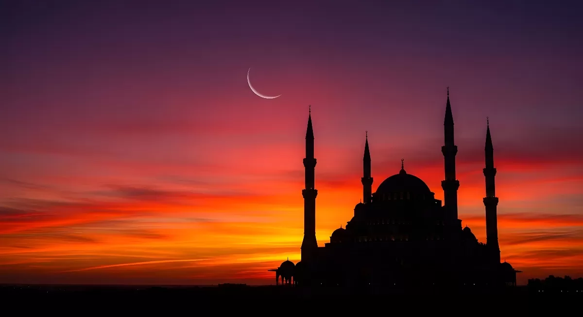 Ilustrasi siluet masjid saat senja. (Kredit: Vecteezy/Md Asif Shahnaoaz)