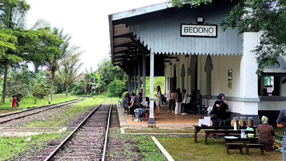 Stasiun Bedono sekarang dijadikan tempat nongkrong asik sambil ngopi dan makan. (Foto Cun Cahya /suaramerdeka.com). 