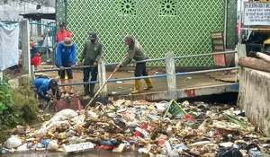 Bebersih Sampah jadi Rutinitas Warga hingga Aparatur Kelurahan Mampang