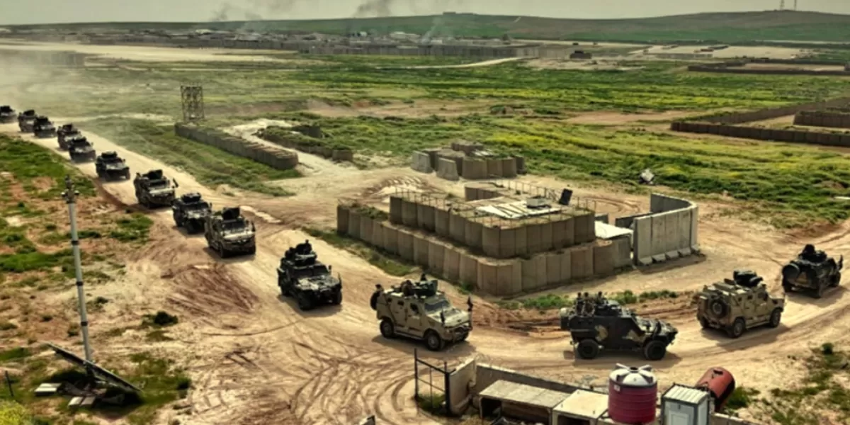 Iring-iringan kendaraan militer Amerika Serikat saat meninggalkan pangkalan udara Qasrak di Hasakah yang menandai berakhirnya misi tempur selama sepuluh tahun di Suriah. (Foto : x.com/@itsalireza_akb)