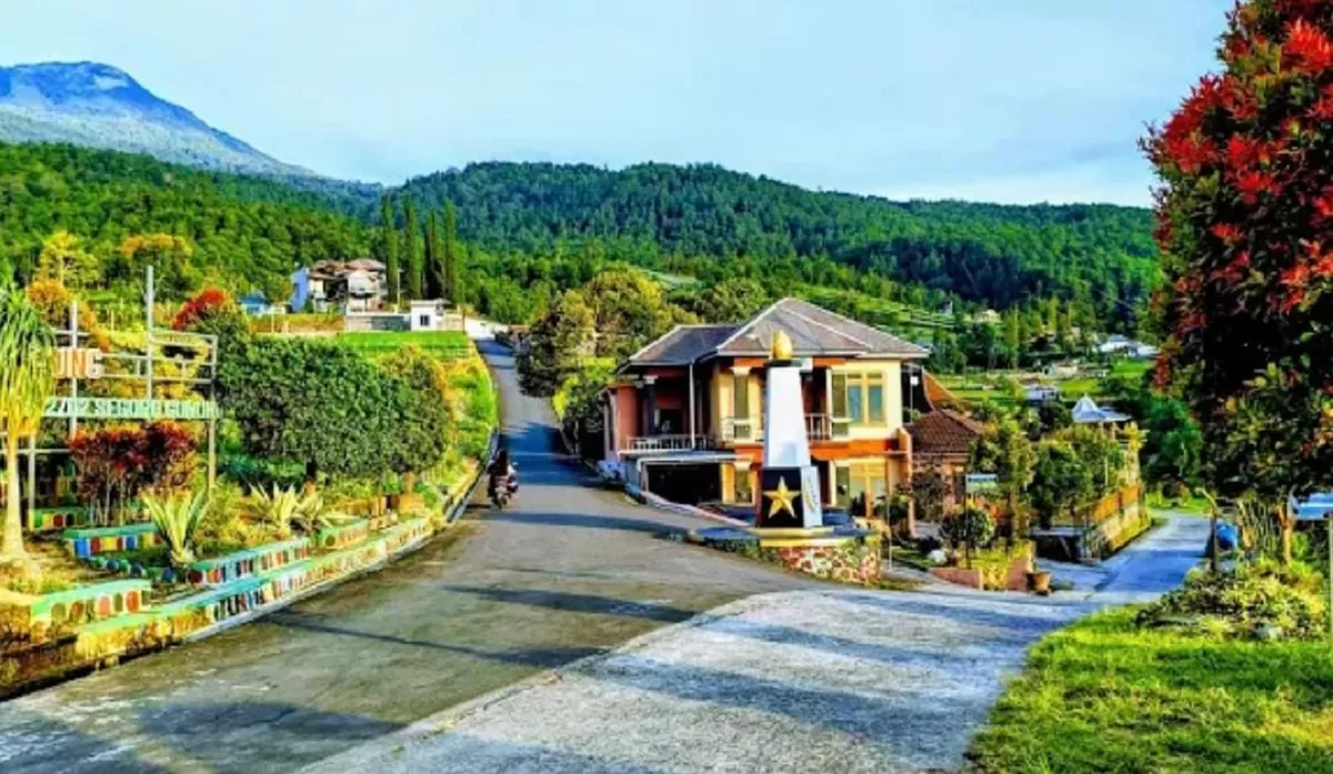 Panorama hijau Desa Segoro Gunung di lereng Gunung Lawu, Karanganyar, menghadirkan suasana sejuk dan tenang yang disebut mirip pedesaan Swiss. (Tangkapan Layar YouTube Langit Pedesaan)