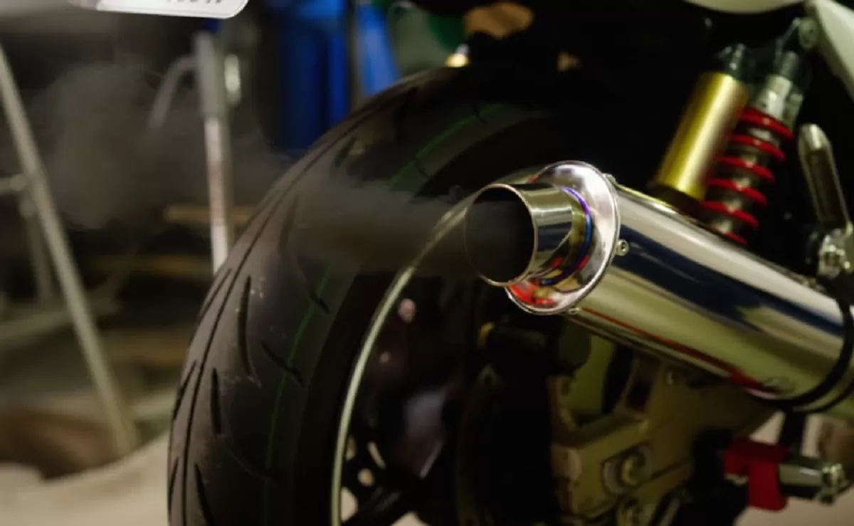 Motor Keluar Asap Hitam? Ini 5 Trik Rahasia Biar Mesin Gak Batuk Lagi ...