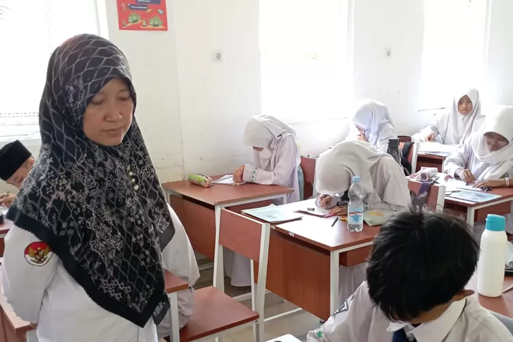 Pelaksaan kegiatan Penilaian Kinerja Guru di MTsN Kota Depok. (ANDIKA EKA/RADAR DEPOK)