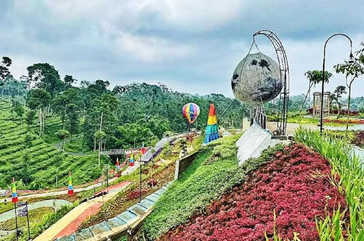 Potret destinasi wisata perbukitan di Malang yang menawarkan panorama alam indah dengan latar pegunungan memukau. (YouTube Daftar Wisata)