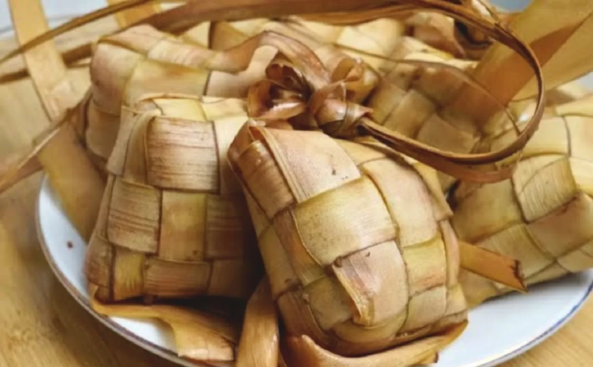 Flofi Kasih menunjukkan teknik mengisi dan mengikat ketupat agar empuk, lezat, dan tahan lama saat disajikan. (Tangkapan Layar YouTube Fluffy Kasih)