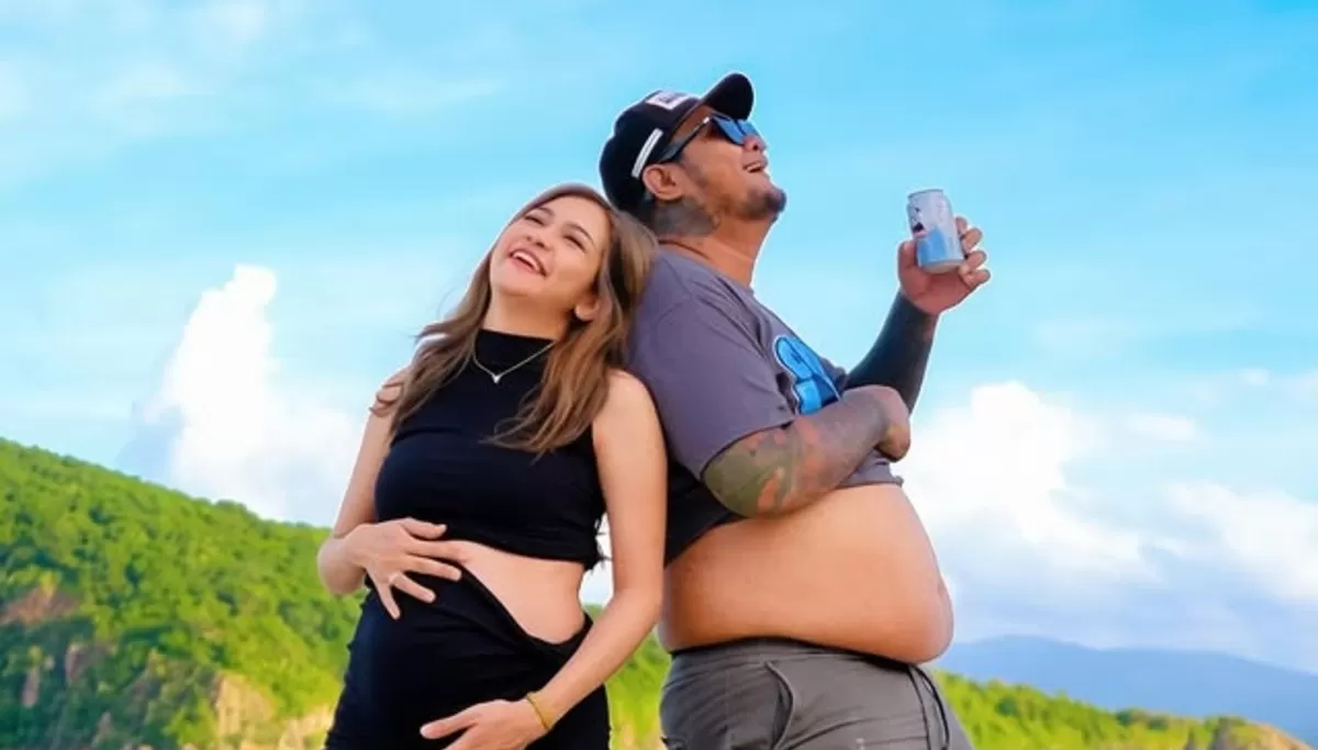 Virgoun dan istri barunya Lindi Fitriyana pilih tak ambil pusing dengan hebohnya masalah kehamilan yang kini menjadi perbincangan panas. (Instagram.com/@lindifitriyana)