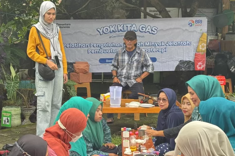 BRI Peduli Beri Pelatihan Pengolahan Limbah Minyak Jelantah di Bank Sampah Bogor. (BRI)