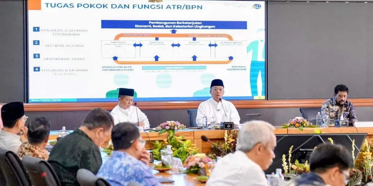 Menteri ATR/BPN, Nusron Wahid beri arahan pada Rakor bersama Gubernur, Bupati, dan Wali Kota se-NTB di Kantor Gubernur NTB. (Realitasonline.id/Dok)